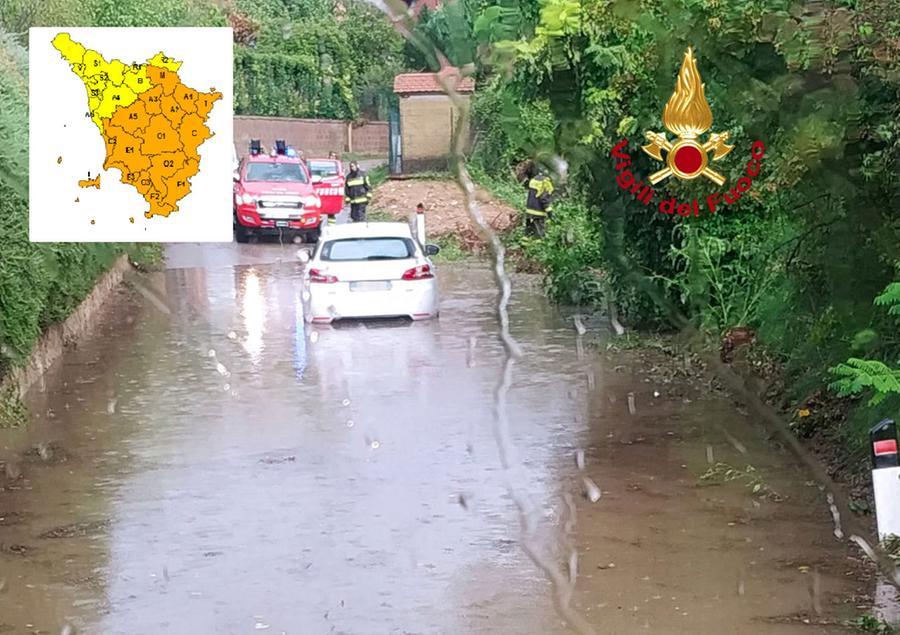 
	L'auto rimasta intrappolata nella strada allagata a Poggibonsi

