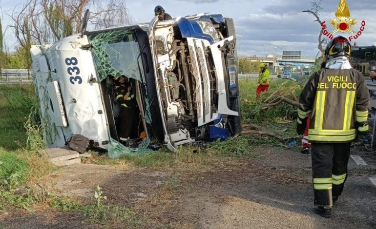 Fuori strada in A1: grave camionista