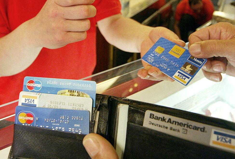 Oristano, spese con la carta di credito: condannata la governante del prete 