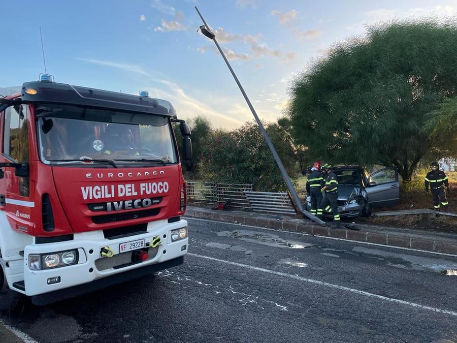 Bosa, perde il controllo dell’auto e finisce contro un palo