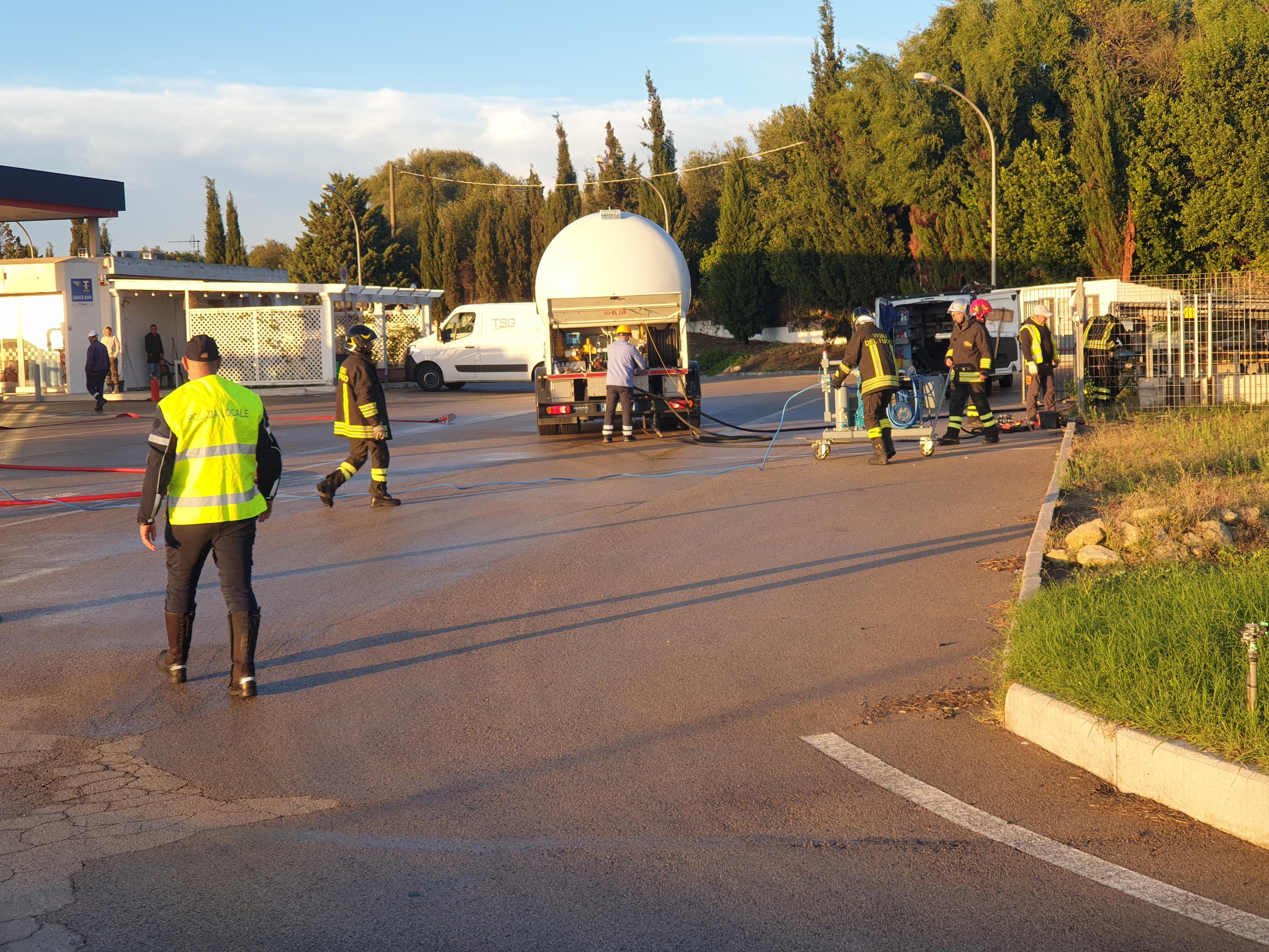 Sassari, fuga di gas nel distributore sulla ex 131: intervengono i vigili del fuoco 