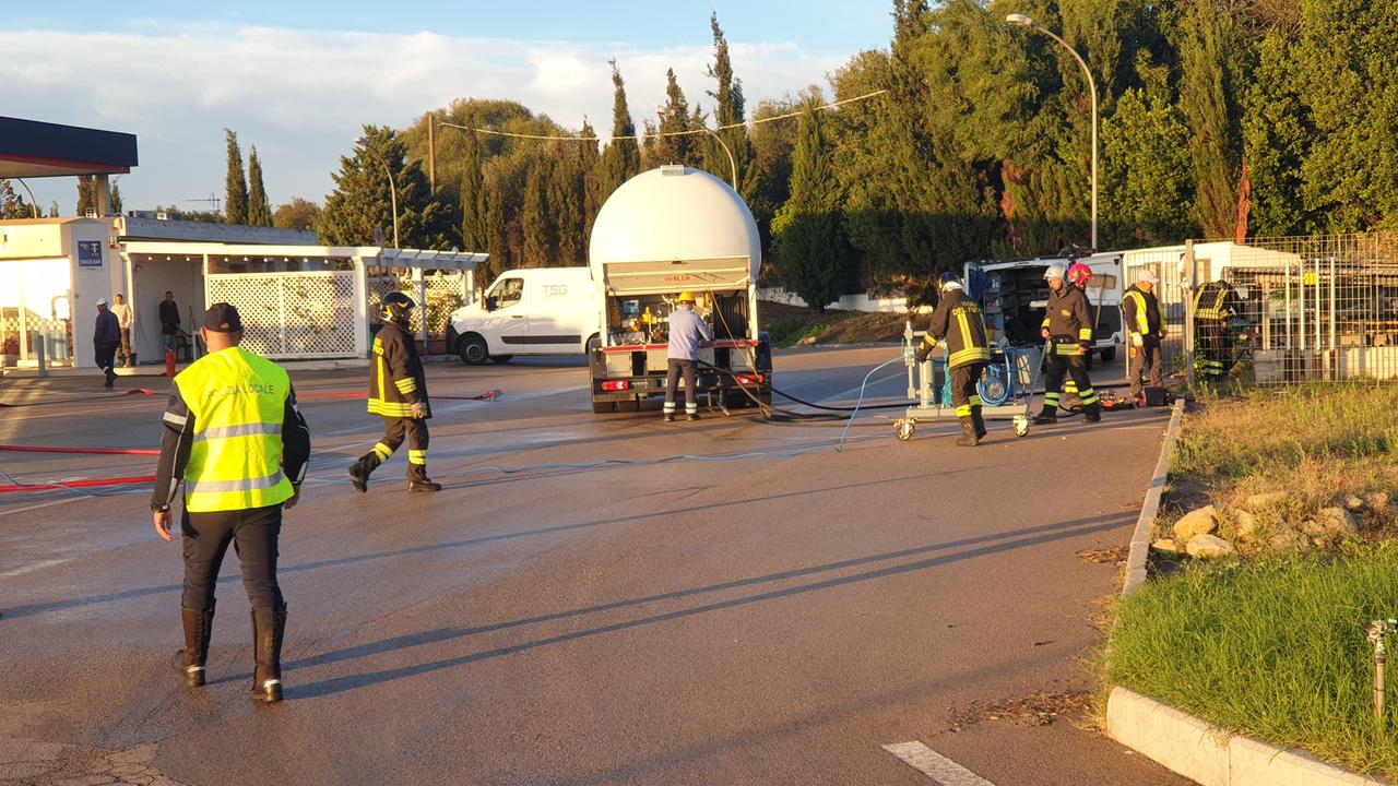 Sassari, fuga di gas nel distributore sulla ex 131: intervengono i vigili del fuoco 