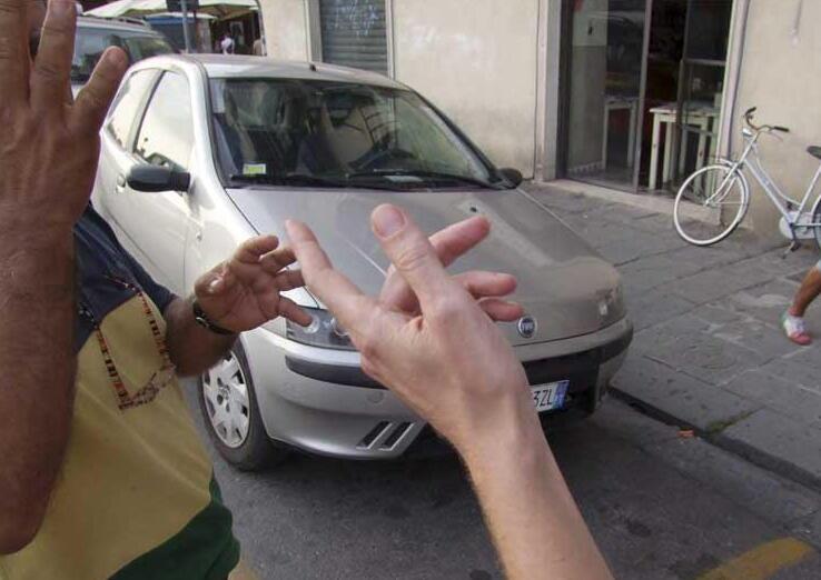 Modena, anziana truffata in auto: la fanno accostare e poi la derubano 