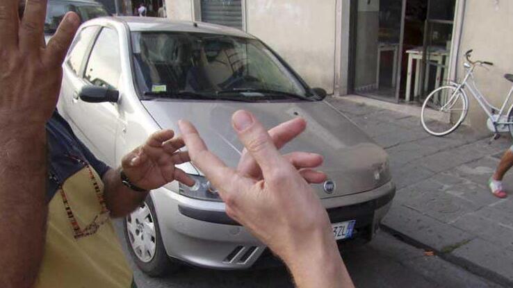 Modena, anziana truffata in auto: la fanno accostare e poi la derubano