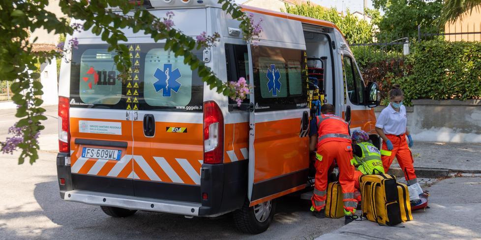 Finale, colpito alla testa da un gancio: grave operaio edile
