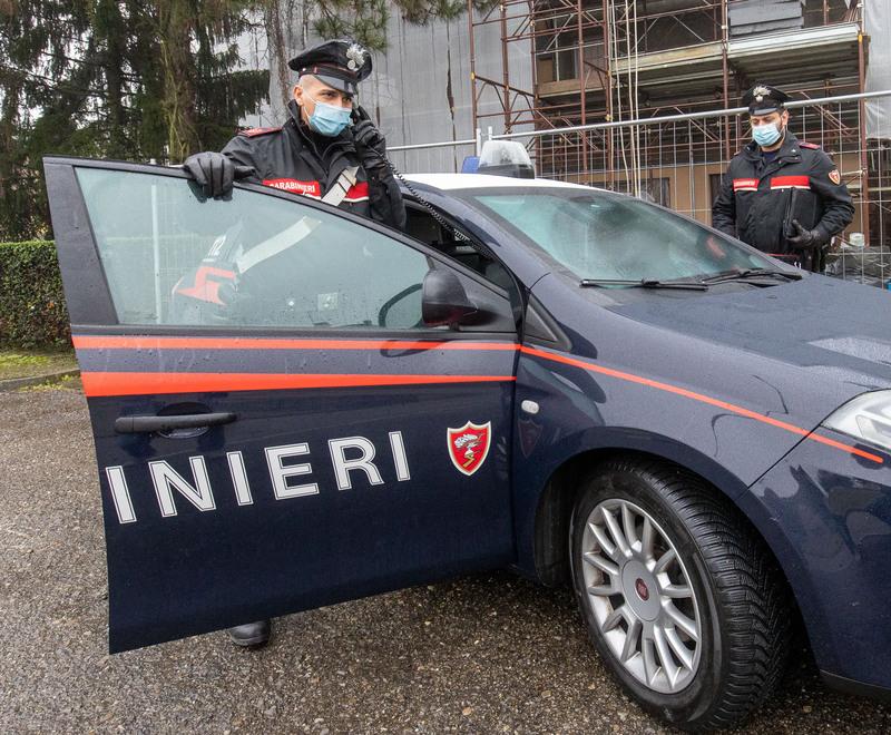 Ferrara, il racconto della madre: «Sul tetto con i figli piccoli per sfuggire ai rapinatori»