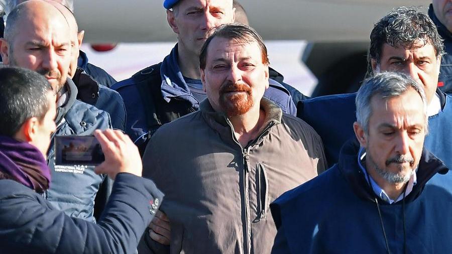 Ferrara, Battisti declassato e trasferito