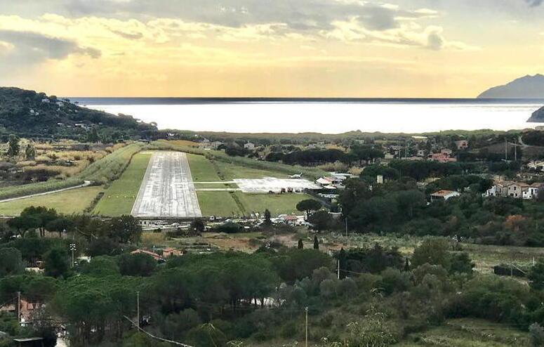 La proposta di Giani: «Toscana Aeroporti entri in maggioranza nello scalo dell’Elba» 