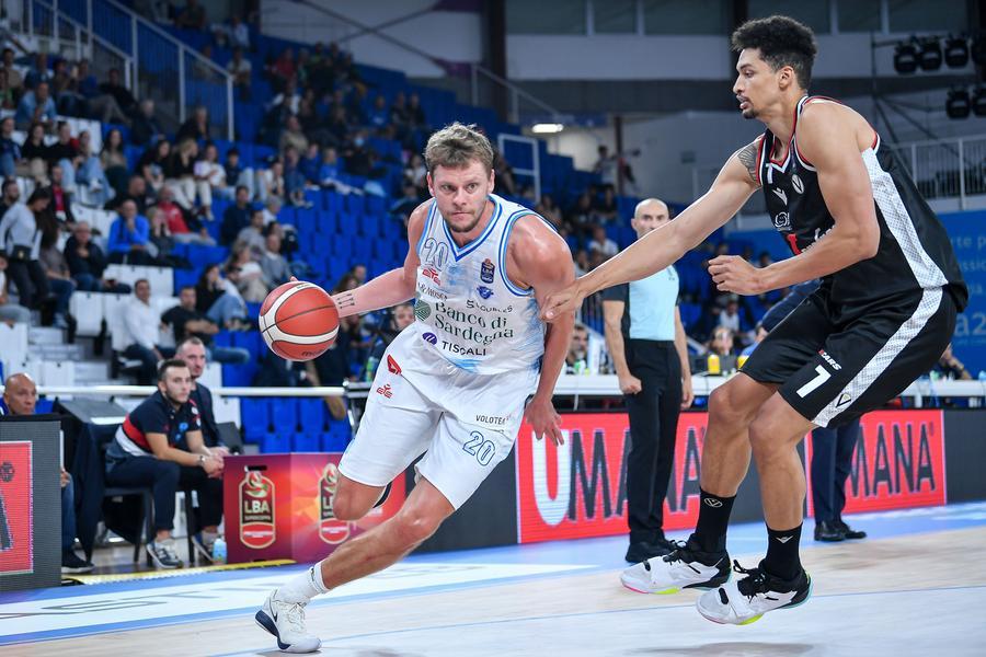 La Dinamo si arrende nel finale, la Supercoppa va alla Virtus Bologna