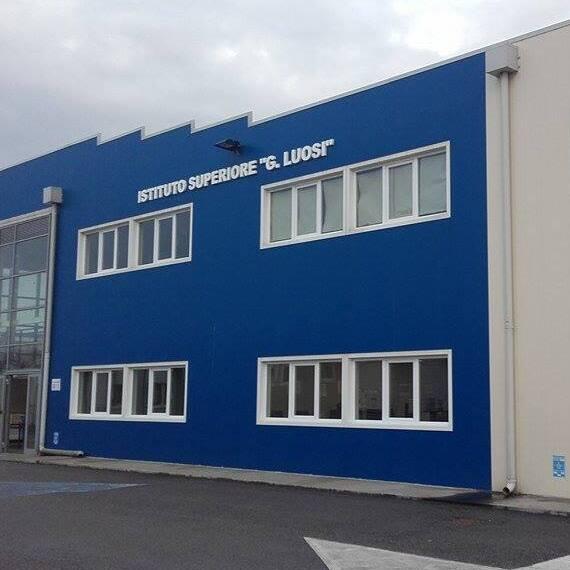 Mirandola. Ragazza picchiata per gelosia all’uscita da scuola con una spedizione punitiva 
