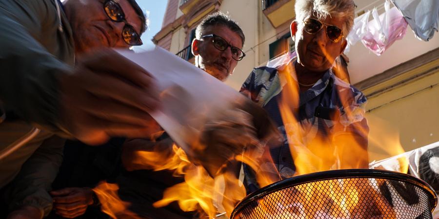 Modena. Bollette a fuoco per protesta in piazza Torre