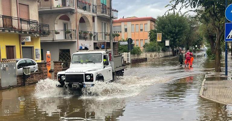 Nubifragio su Bosa, strade allagate e disagi: in campo la Protezione civile
