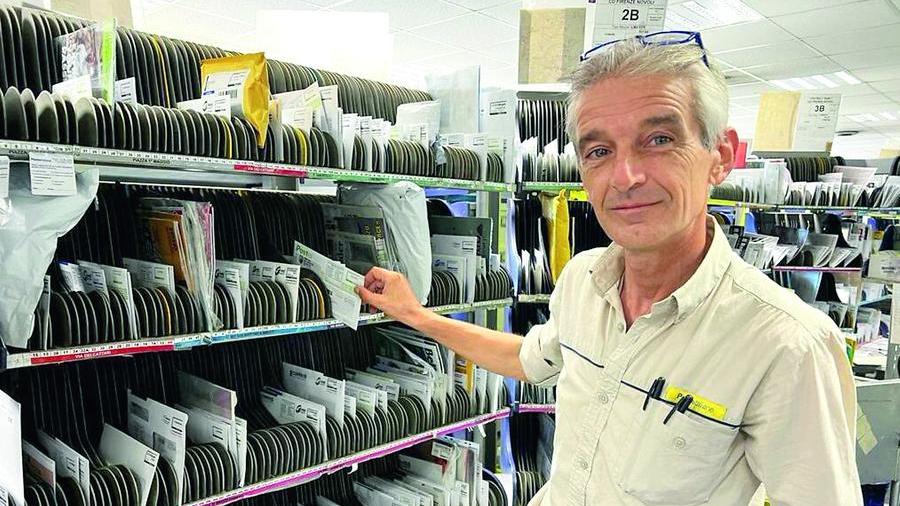 Paolo, il postino amico delle Piagge: «In tanti hanno bisogno di socialità»