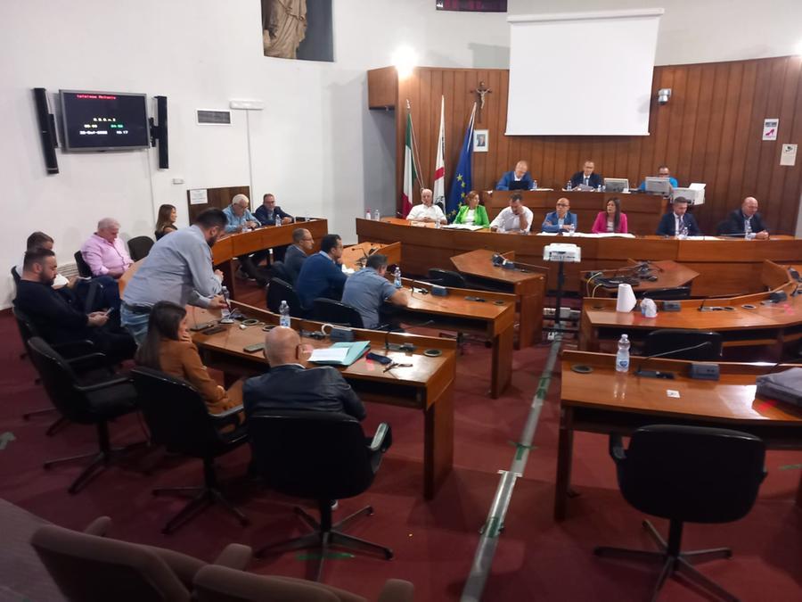 Oristano, tensione in consiglio comunale: maggioranza salvata da un consigliere di opposizione a 4 mesi dal voto