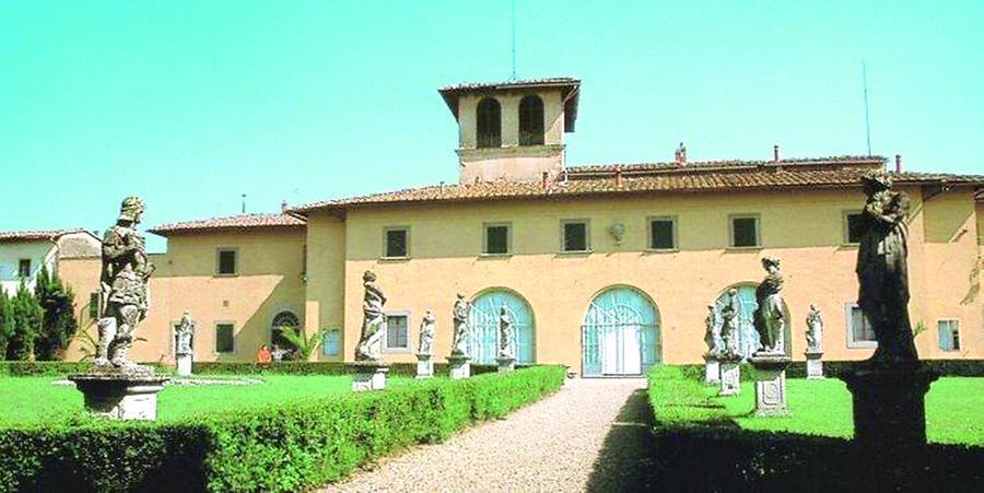 Trova uno zaino con pc e contanti e lo restituisce subito alla polizia