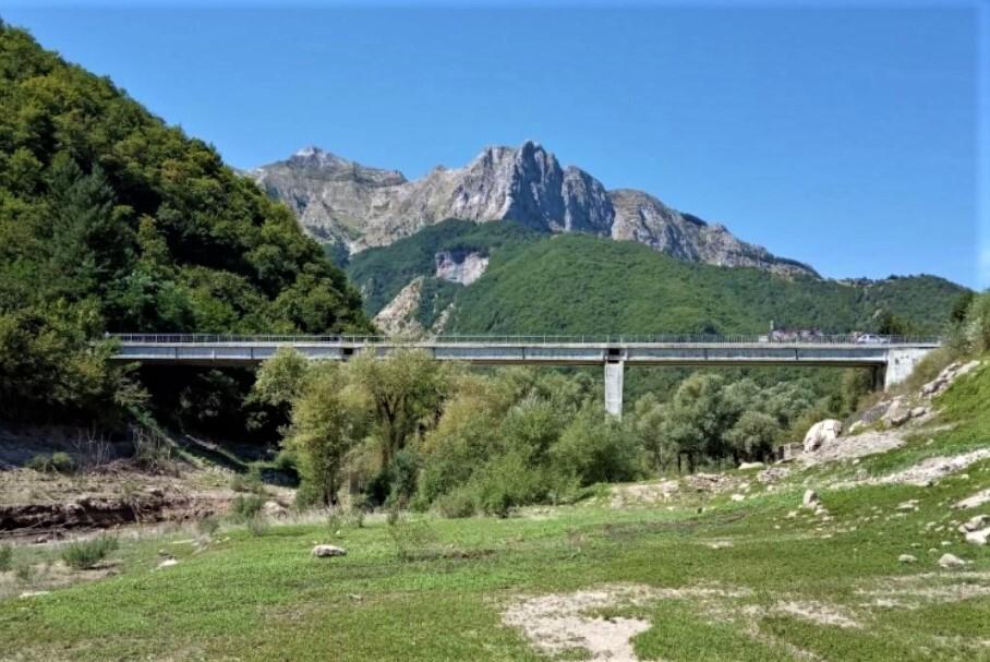 Aperto il cantiere sul Tambura per il ponte da abbattere e ricostruire