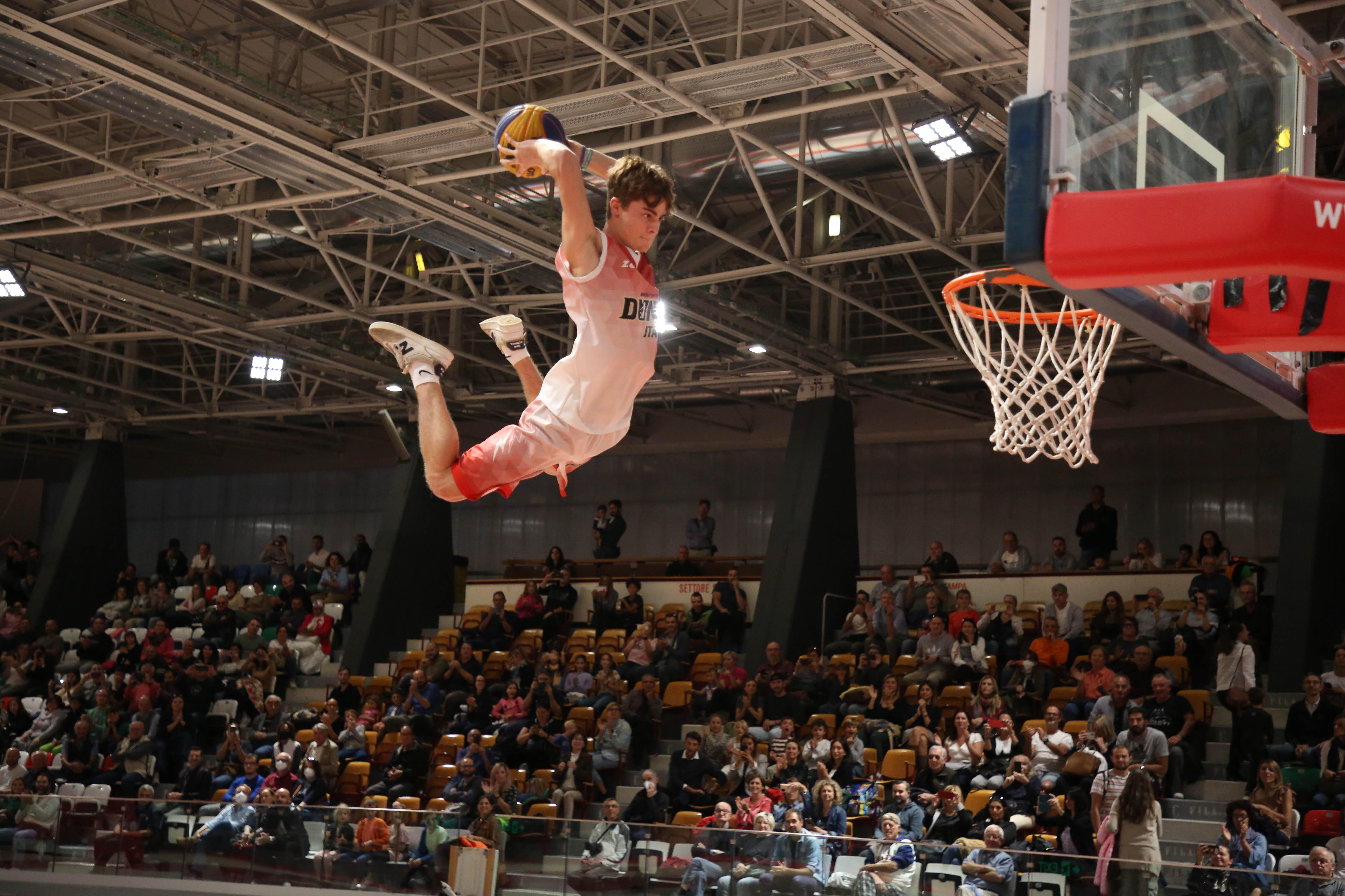 Il nuovo PalaBigi rinasce con una gara di schiacciate