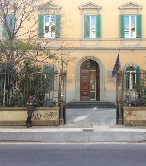 Livorno, al liceo Classico ecco i bagni arcobaleno: «Ce li hanno chiesti due ragazze» 