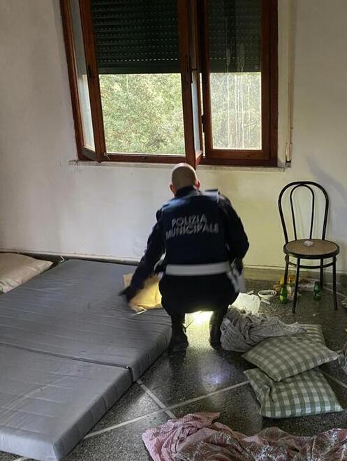 Tirrenia, sgomberata villa trasformata in un dormitorio