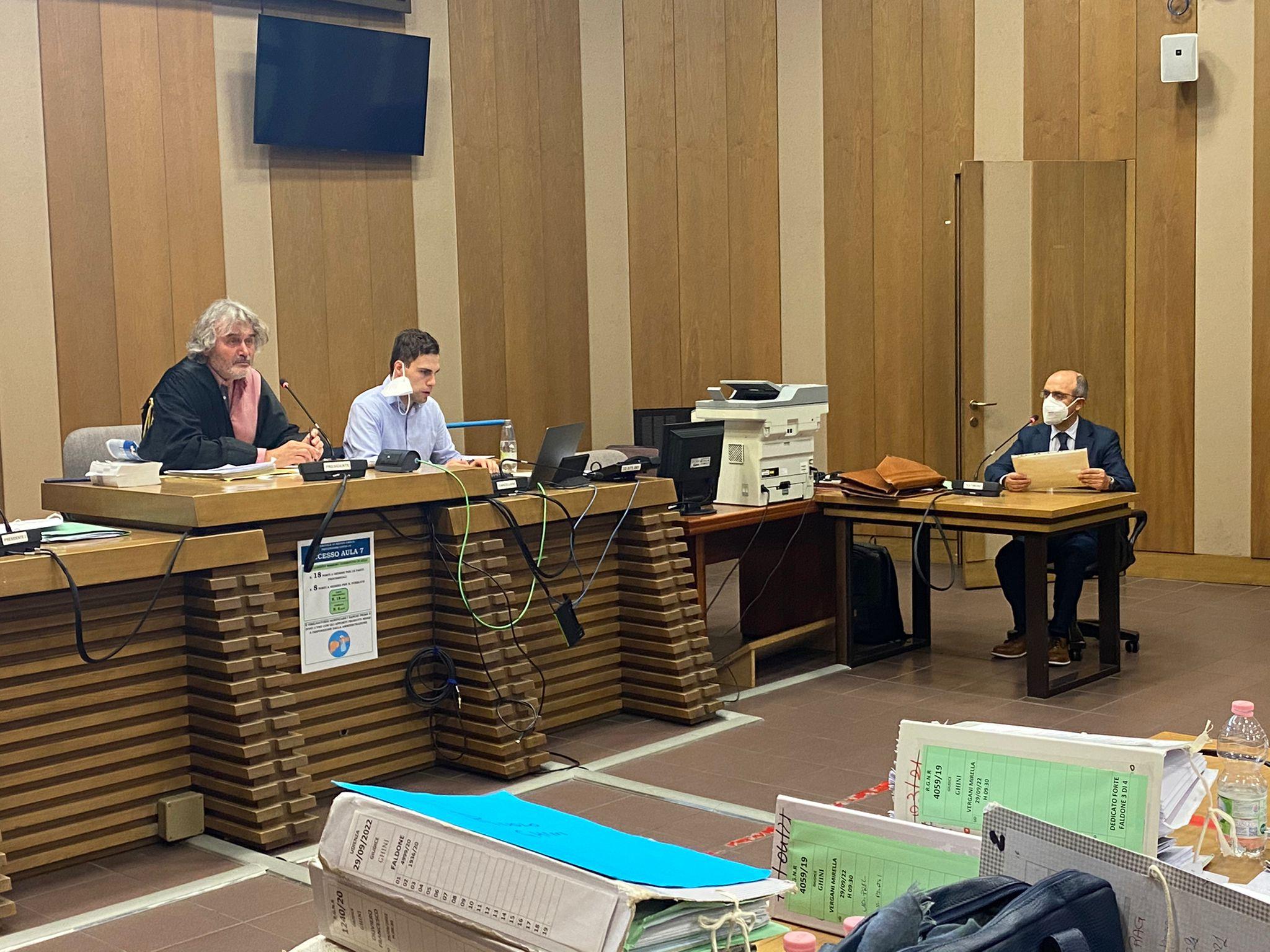 Protesta alla presidente del tribunale perché l’udienza è slittata di varie ore<br>
<br>
