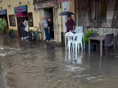 Temporale mattutino a Oristano, piazza Eleonora e via Dritta finiscono sott'acqua