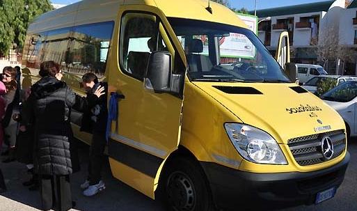 Lo scuolabus lascia a piedi i bimbi: furia dei genitori