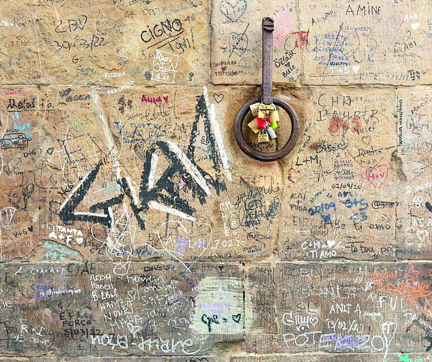 L’allarme per Ponte Vecchio, muri e balaustre deturpati da scritte e disegni
