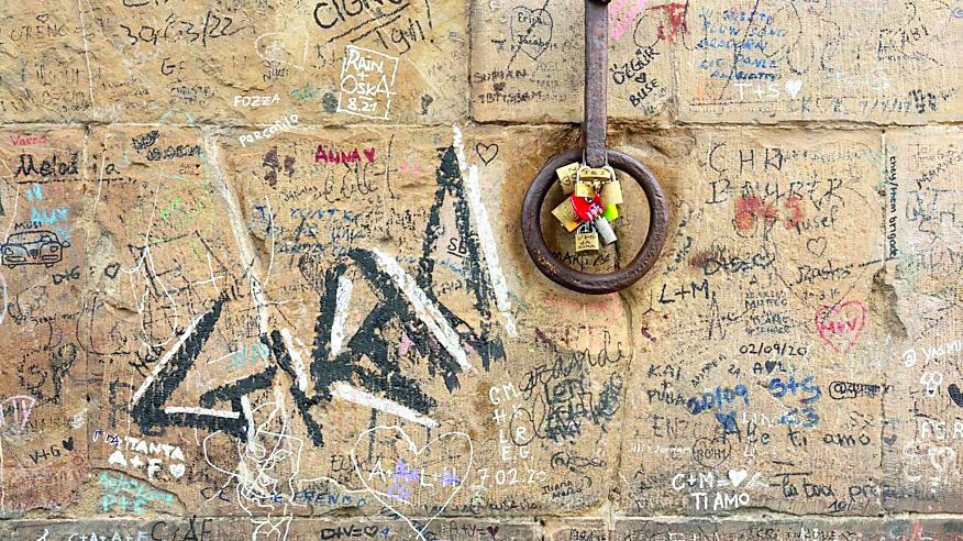 L’allarme per Ponte Vecchio, muri e balaustre deturpati da scritte e disegni
