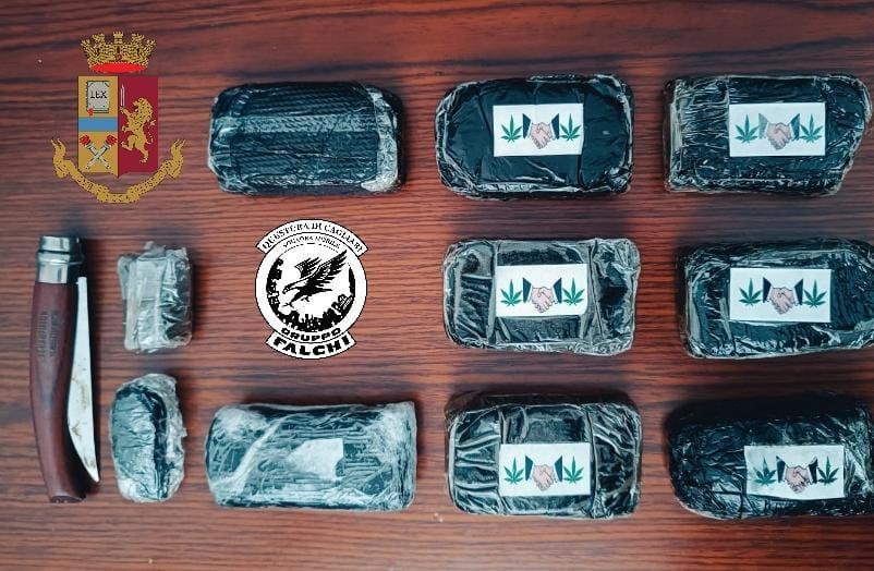 In casa quasi un chilo di hascisc, donna arrestata a Cagliari