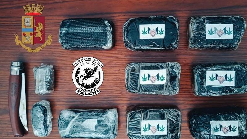 In casa quasi un chilo di hascisc, donna arrestata a Cagliari