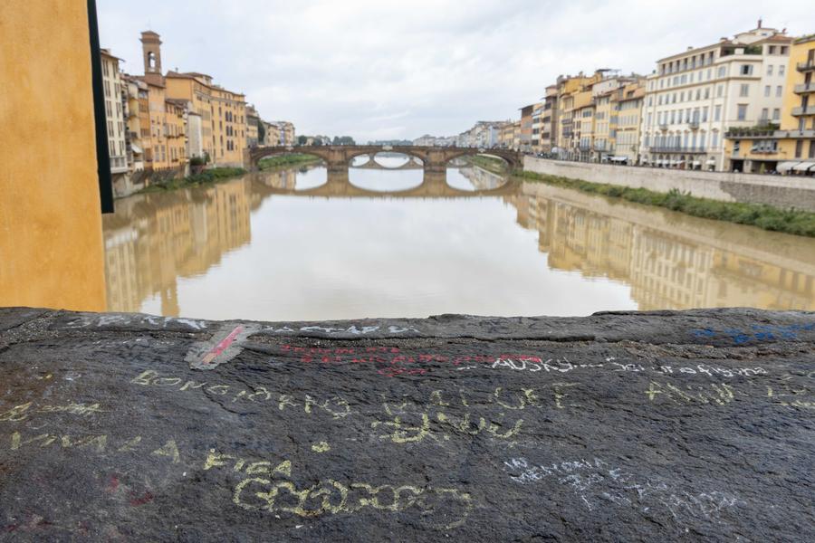 Muri e balaustre deturpate: “Ponte Vecchio va salvato”
