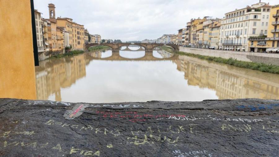 Muri e balaustre deturpate: “Ponte Vecchio va salvato”