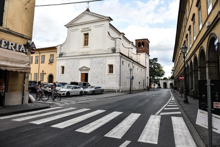 Via Elisa torna a doppio senso, nuovi parcheggi sul lato destro