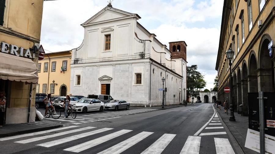 Via Elisa torna a doppio senso, nuovi parcheggi sul lato destro