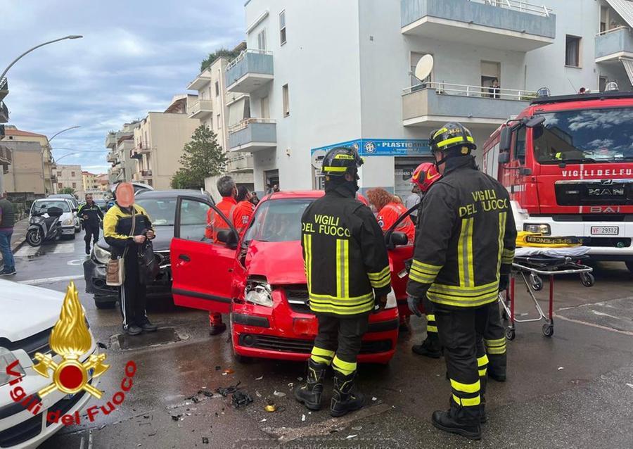 Alghero, scontro all’incrocio fra tre auto: tre persone ferite