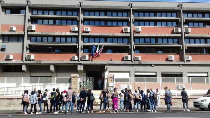 Sit-in degli idonei Aspal, l’assessora Satta: «Fate scorrere le graduatorie»