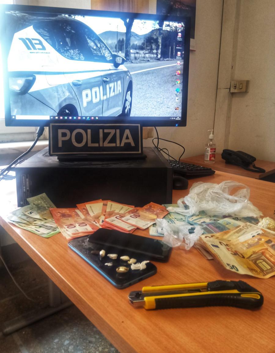 
	La droga e i soldi sequestrati dalla polizia all'arrestato

