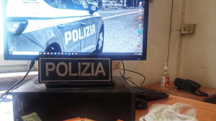 La droga e i soldi sequestrati dalla polizia all'arrestato