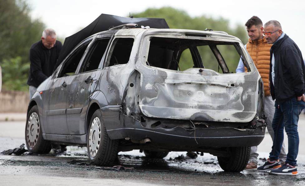 Alghero, auto prende fuoco: si salva la conducente 