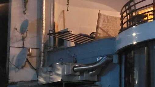 Olbia, cede la ringhiera: sfiorata la tragedia