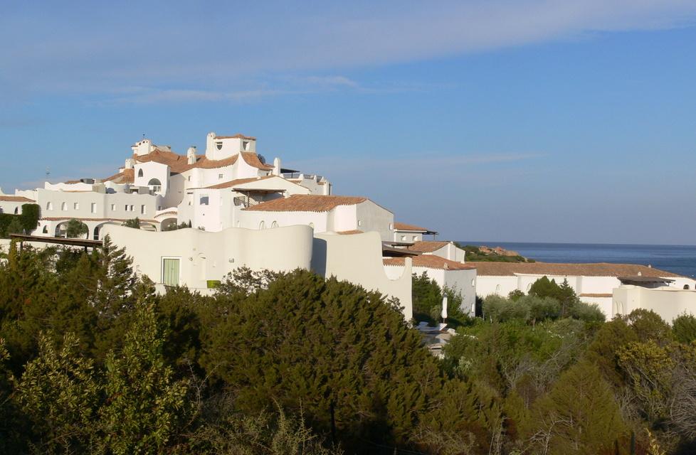 «Ampliamento degli hotel in Costa Smeralda, non c’è stato alcun favore»