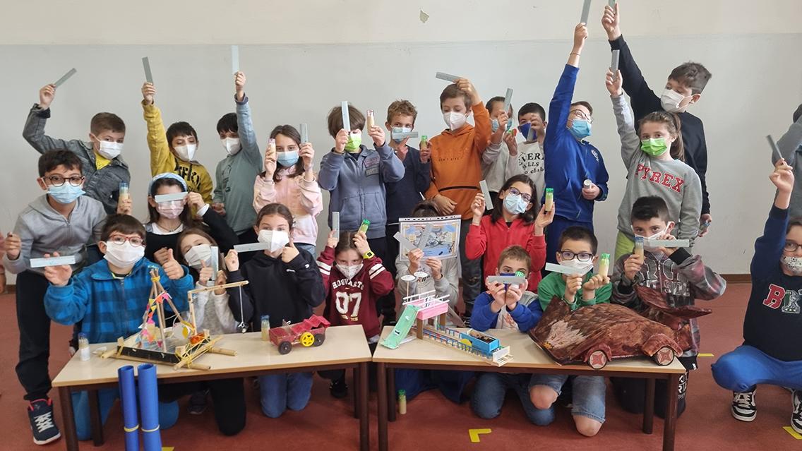 Distribuiti a scuola mille righelli di plastica riciclata