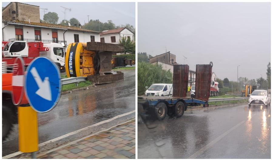 Camion “perde” l’escavatore che piomba sulla rotatoria