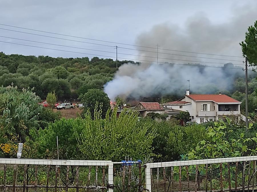 Discarica di rifiuti in fiamme, allarme a Sorso