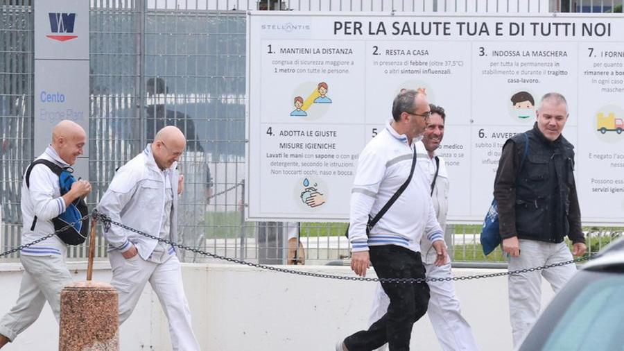 Cento, l’ombra dei licenziamenti toglie il respiro agli operai