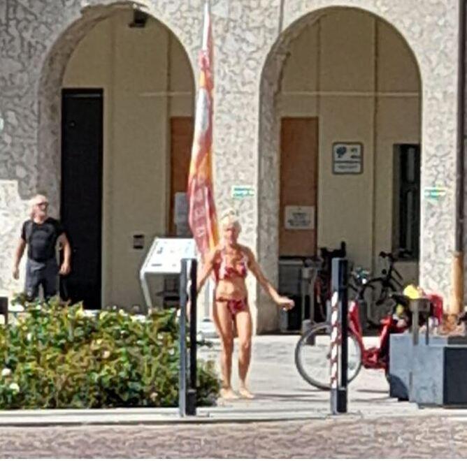 Codigoro, si lava e se ne va: bagno con sapone dentro la fontana