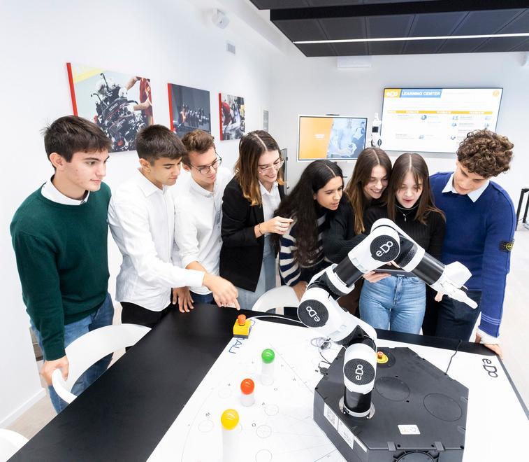 Modena. I robot al servizio della didattica Al “Corni” il laboratorio Ferrari 