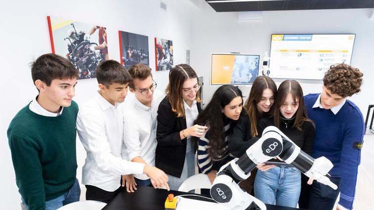 Modena. I robot al servizio della didattica Al “Corni” il laboratorio Ferrari