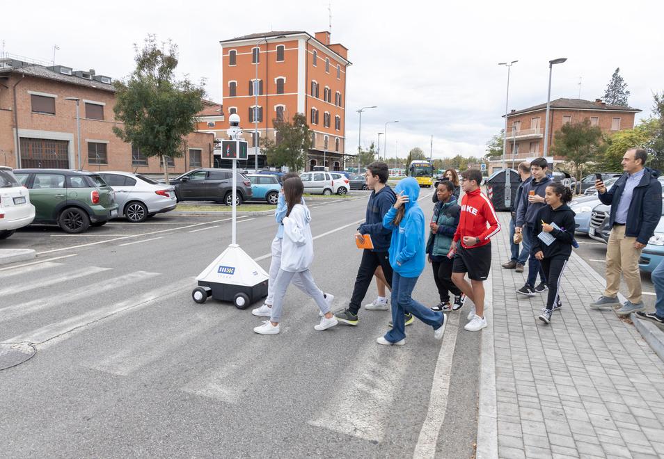 Modena Arriva il robot-vigile Aiuta studenti e anziani ad attraversare la strada 