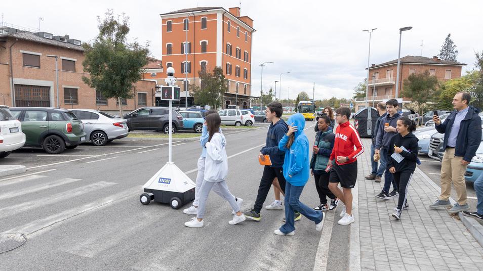 Modena Arriva il robot-vigile Aiuta studenti e anziani ad attraversare la strada 